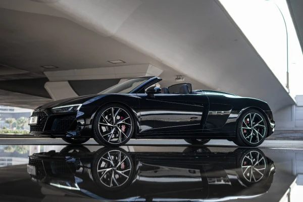  Black Audi R8 V10 Spyder Photo 