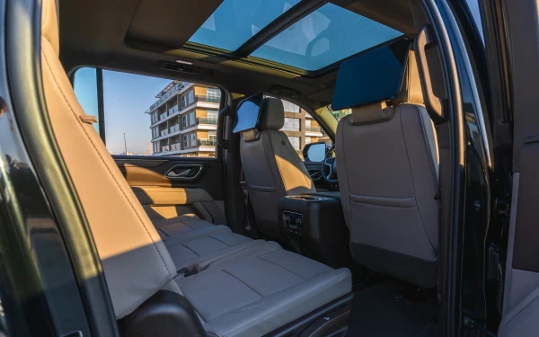  Black Chevrolet Suburban Photo 