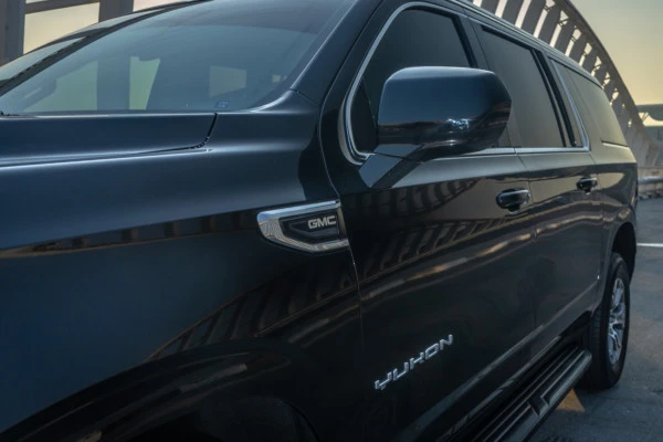  Black GMC Yukon Photo 