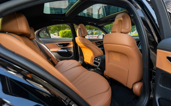  Black Mercedes E200 Photo 