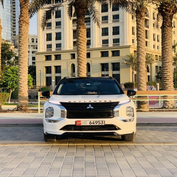  White Mitsubishi Outlander Photo 