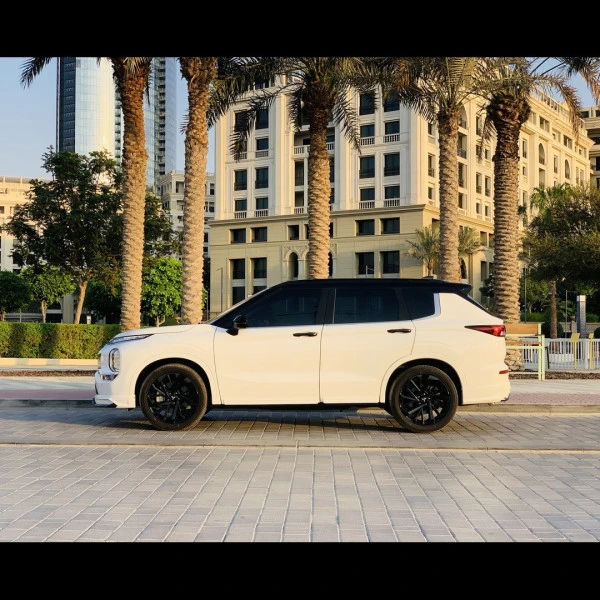  White Mitsubishi Outlander Photo 