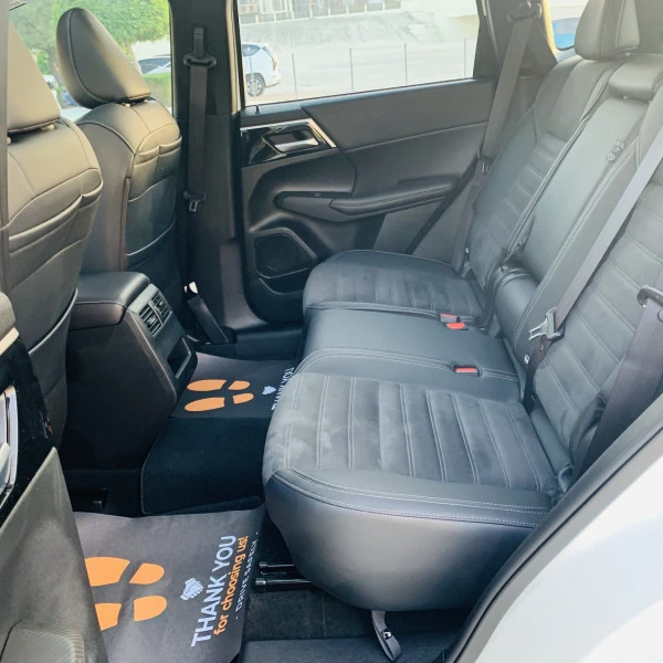  White Mitsubishi Outlander Photo 