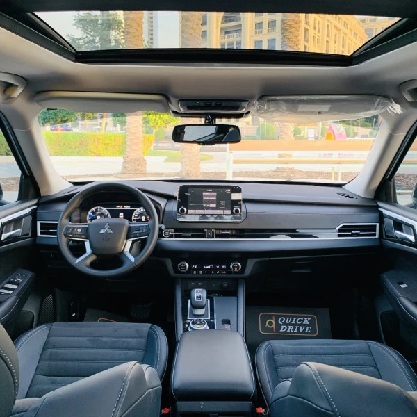  White Mitsubishi Outlander Photo 