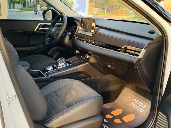  White Mitsubishi Outlander Photo 