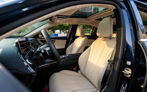  Blue Mercedes E200 Photo 