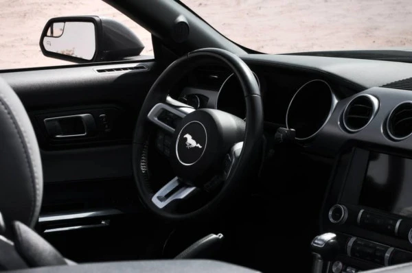  Dark Grey Ford Mustang cabrio V8 Photo 