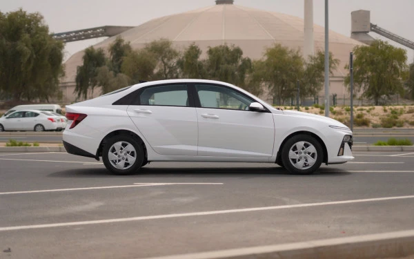 White Hyundai Accent Photo 