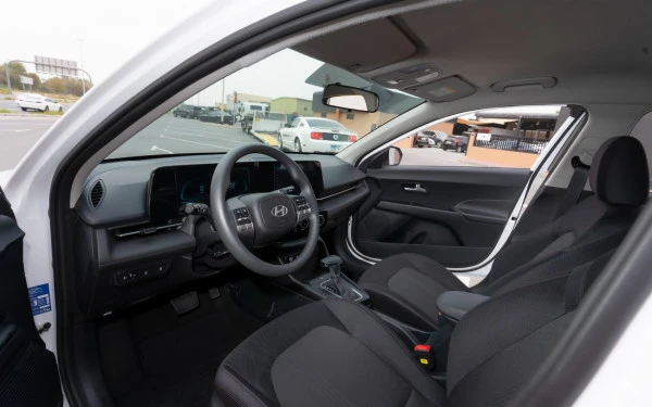  White Hyundai Accent Photo 