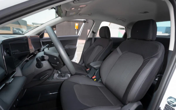  White Hyundai Accent Photo 