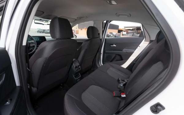  White Hyundai Accent Photo 