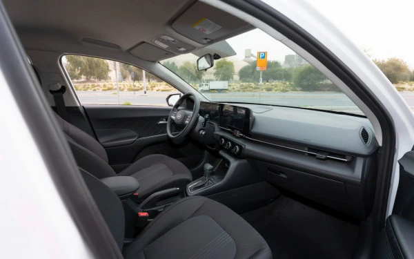  White Hyundai Accent Photo 