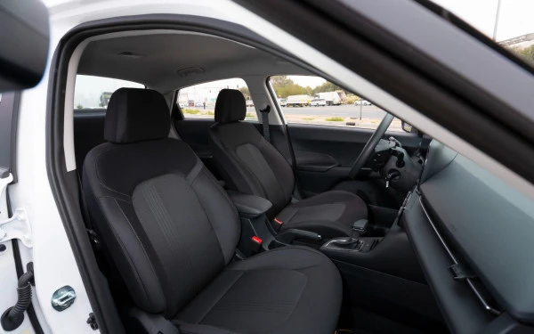  White Hyundai Accent Photo 