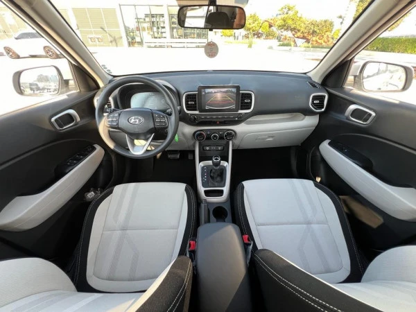  White Hyundai Venue Photo 