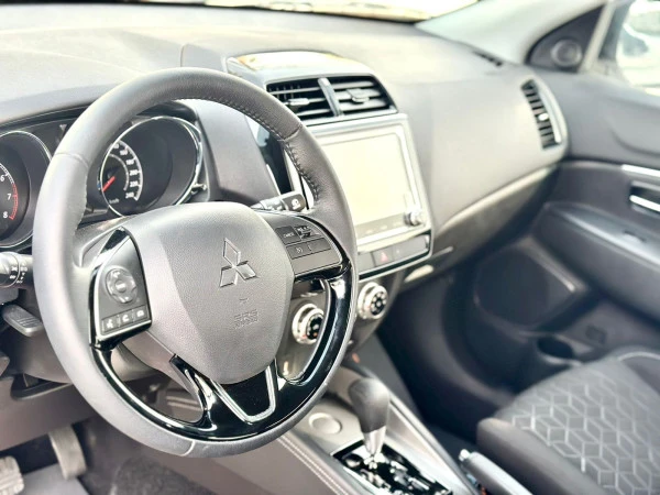  White Mitsubishi ASX Photo 