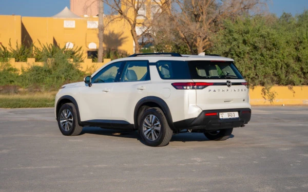  Pearl White Nissan Pathfinder Photo 