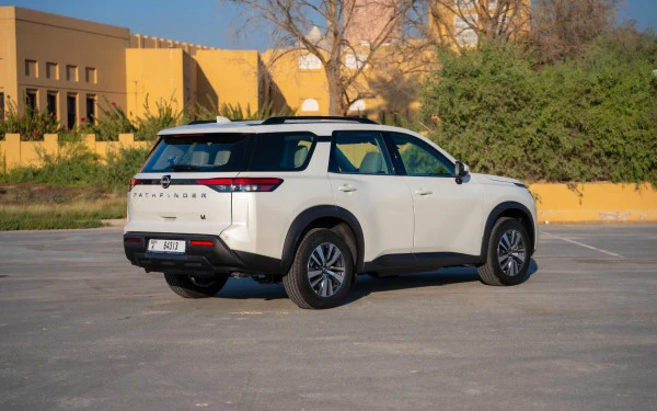  Pearl White Nissan Pathfinder Photo 