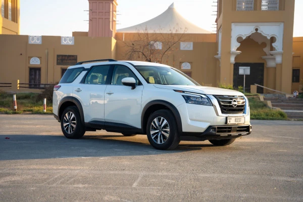  Pearl White Nissan Pathfinder Photo 