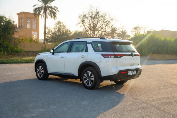  Pearl White Nissan Pathfinder Photo 