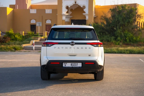  Pearl White Nissan Pathfinder Photo 