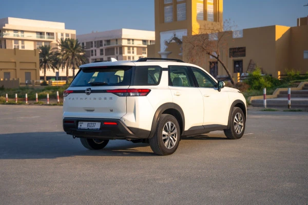  Pearl White Nissan Pathfinder Photo 