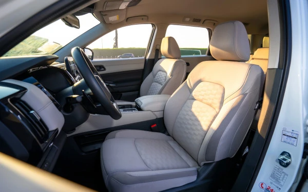  Pearl White Nissan Pathfinder Photo 