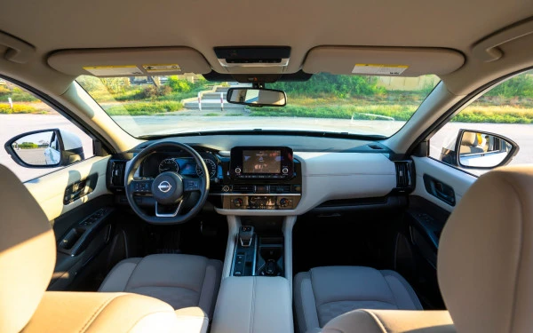  Pearl White Nissan Pathfinder Photo 