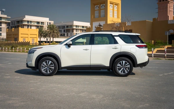  Pearl White Nissan Pathfinder Photo 