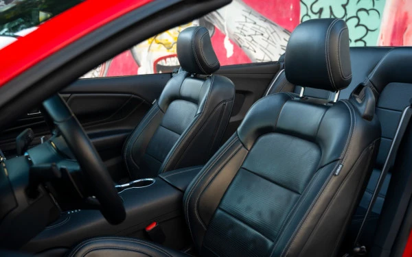  Red Ford Mustang cabrio Photo 