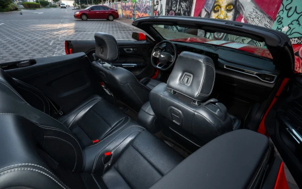  Red Ford Mustang cabrio Photo 