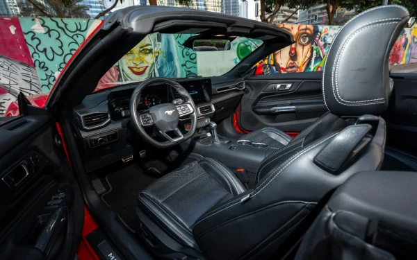  Red Ford Mustang cabrio Photo 