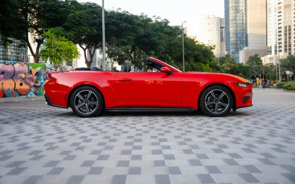  Red Ford Mustang cabrio Photo 