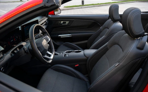  Red Ford Mustang cabrio Photo 