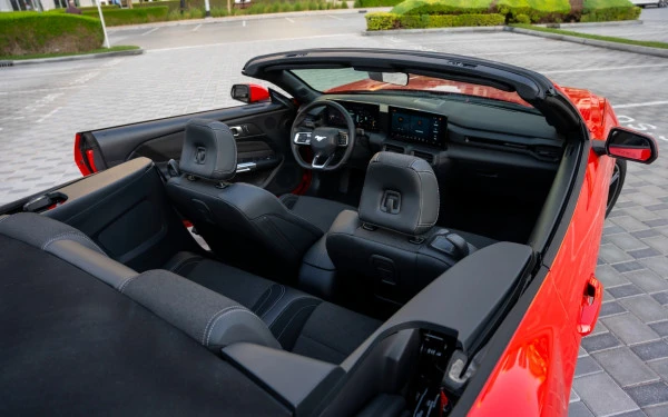  Red Ford Mustang cabrio Photo 