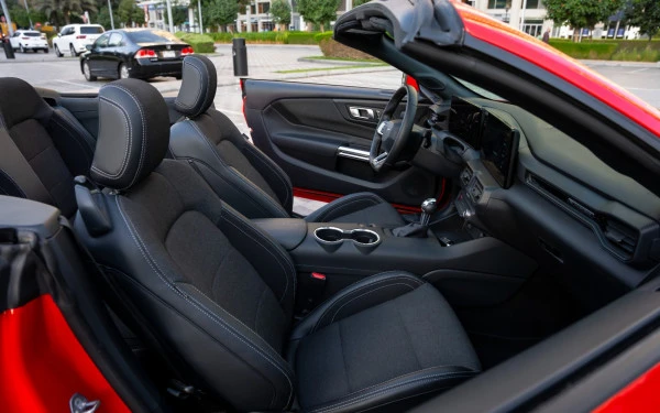  Red Ford Mustang cabrio Photo 