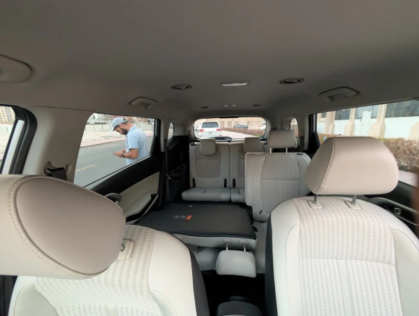  Silver KIA Carens 7-Seater Photo 
