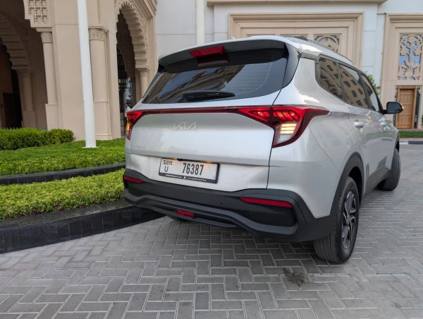  Silver KIA Carens 7-Seater Photo 