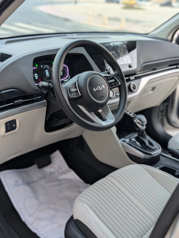  Silver KIA Carens 7-Seater Photo 