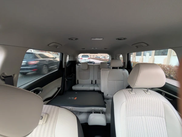  Silver KIA Carens 7-Seater Photo 