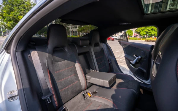  Silver Mercedes CLA200 Photo 