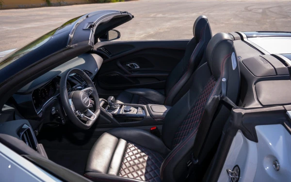  White Audi R8 Spyder Photo 