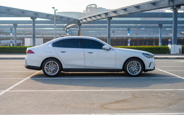  White BMW 520i Photo 
