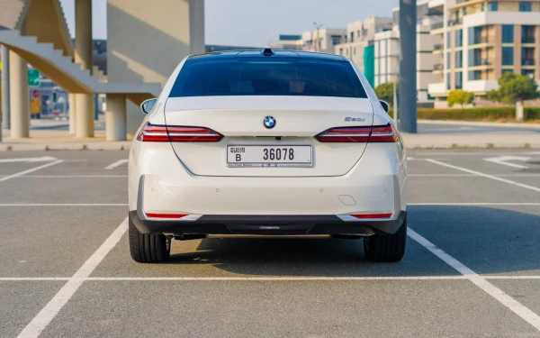  White BMW 520i Photo 