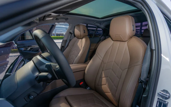  White BMW 520i Photo 