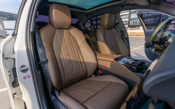  White BMW 520i Photo 