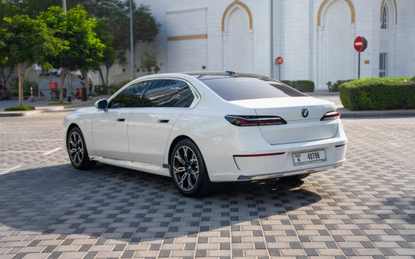  White BMW 735i Photo 