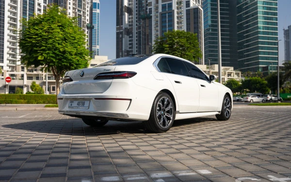  White BMW 735i Photo 