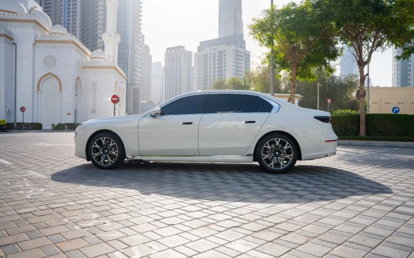  White BMW 735i Photo 