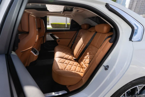  White BMW 735i Photo 