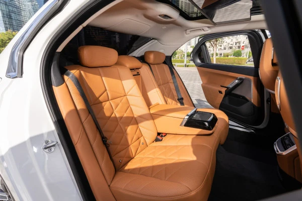  White BMW 735i Photo 